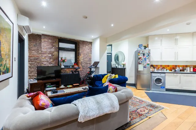 Photo 3 — Flat 3, 157 Commercial Street, London