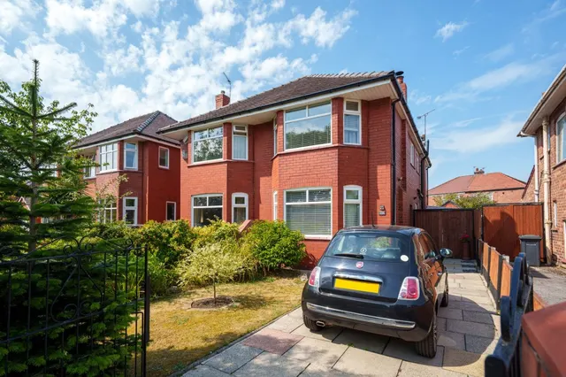 Larkfield Lane, Southport, PR9, photo 1
