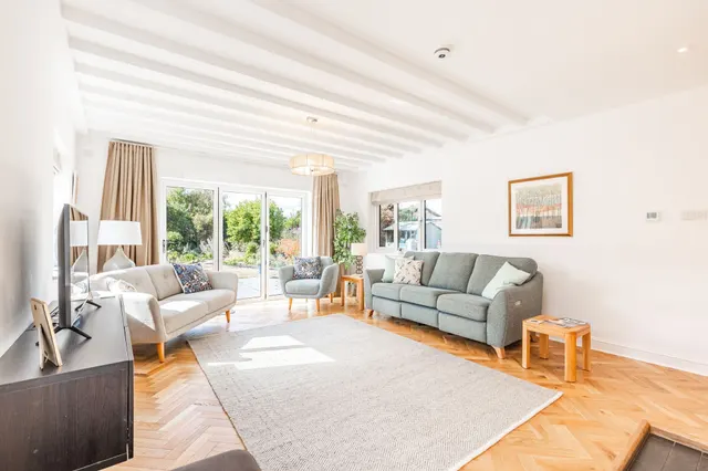 Recently Renovated Detached Property, photo 2