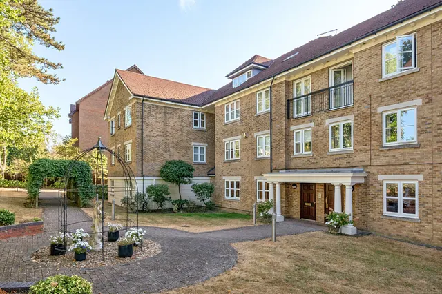 3 bedroom flat — High Road, Whetstone, N20