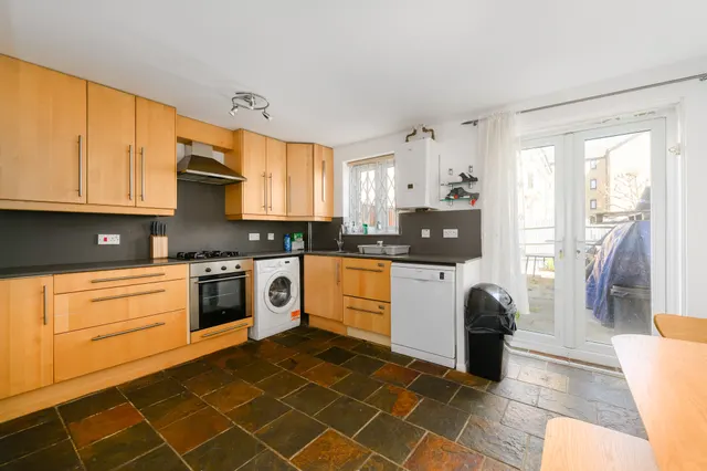 Photo 3 — Inglewood Close, London, E14