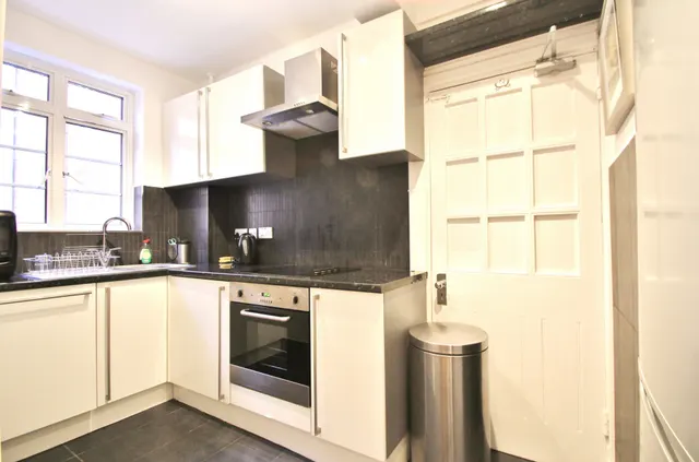 Hammersmith Road, London, W6, photo 2