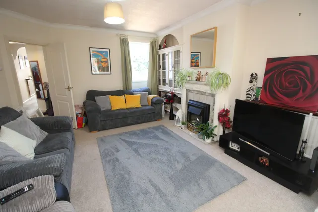 Photo 3 — Hall Avenue, Rushden, Rushden, NN10 9ES