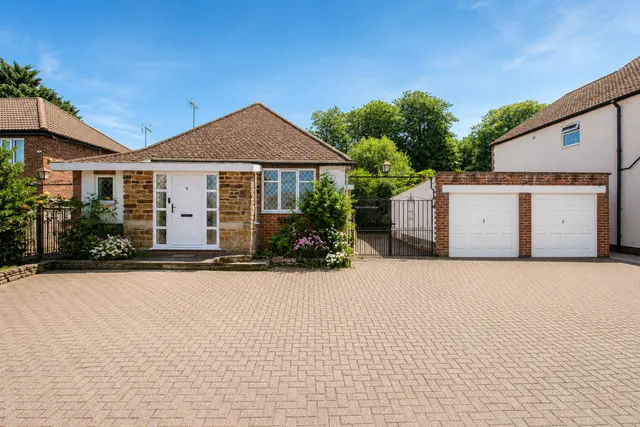 Hall Avenue, Rushden, Rushden, NN10 9ES — photo 1