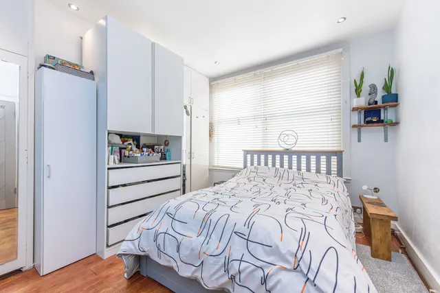 Photo 3 — 37 Grange Avenue, London
