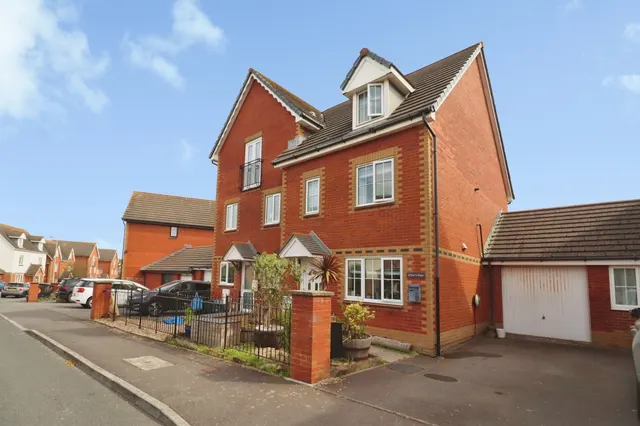 3 bedroom house — Clos Yr Wylan, BARRY