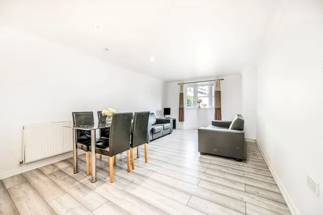 Amelia Close, W3, photo 3