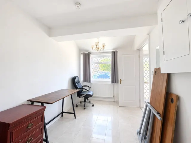 Petunia Crescent, Chelmsford, CM1, photo 3