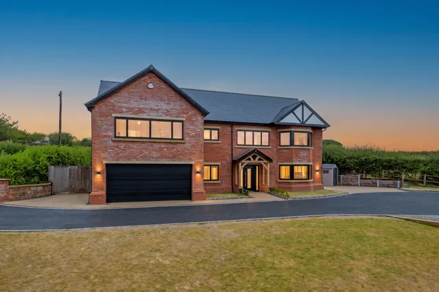 Newton, Frodsham, photo 1