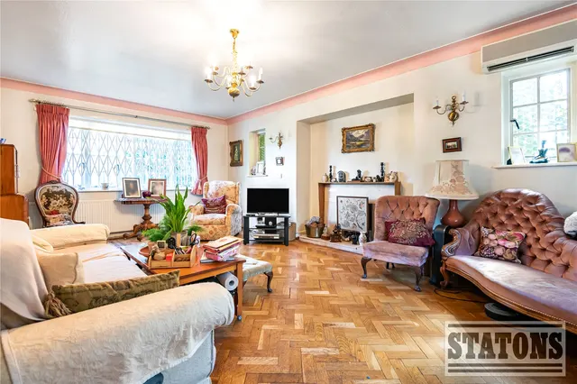 Photo 3 — Northcliffe Drive, London, N20 8JX