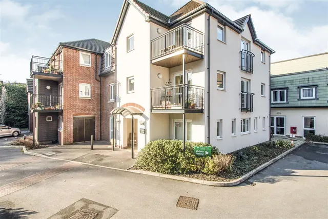 Ringwood Road, Ferndown, BH22, photo 1