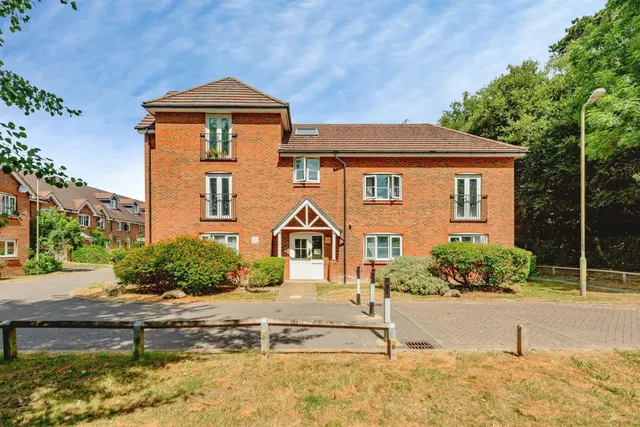 Kingsfield Way, Redhill, photo 1
