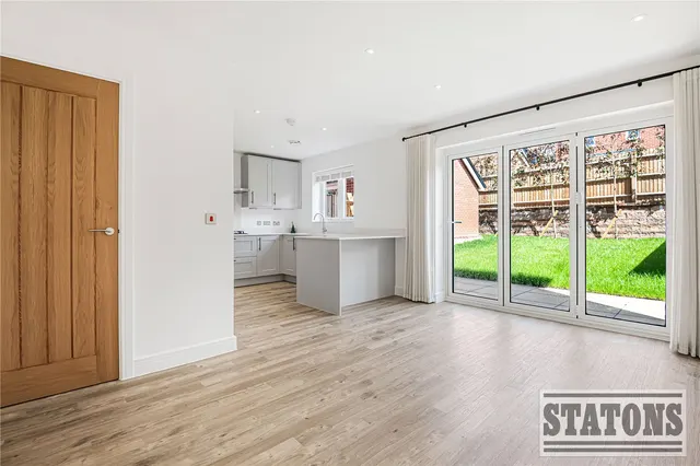 Photo 2 — King George's Vale, Coronation Avenue, Cuffley, Potters Bar, EN6 4FH