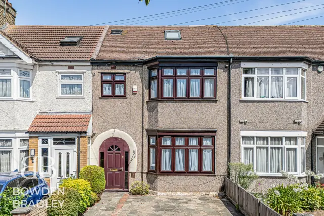 Applegarth Drive, Ilford, IG2, photo 1