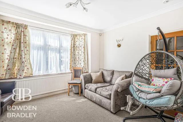 Applegarth Drive, Ilford, IG2, photo 3