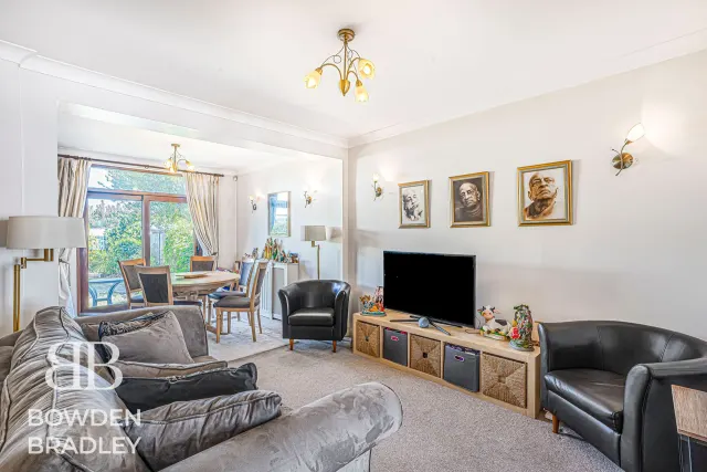 Applegarth Drive, Ilford, IG2, photo 2