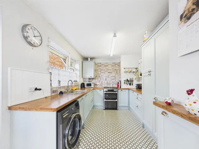 Broughton Avenue, Aylesbury, photo 3