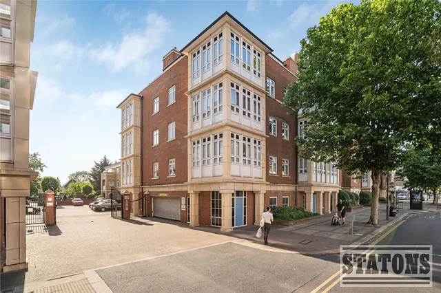 High Road, North Finchley, London, N12 8FA, photo 1