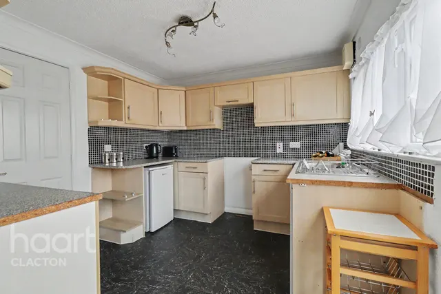 St Osyth Road East, Clacton-On-Sea, CO16, photo 2