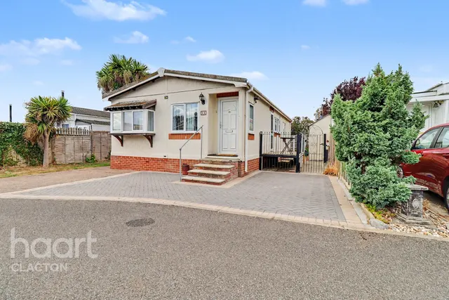 St Osyth Road East, Clacton-On-Sea, CO16, photo 1