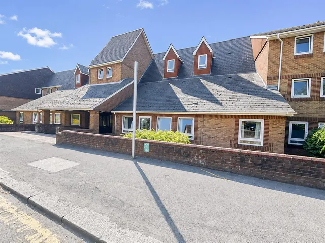 Terminus Road, Bexhill-On-Sea, TN39 3LL, photo 1