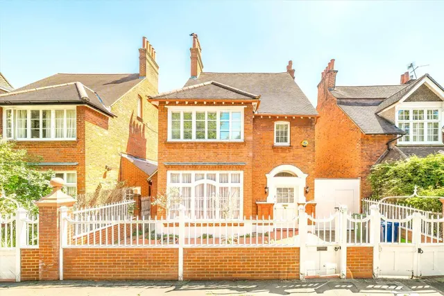 Queen Annes Gardens, W4, photo 1