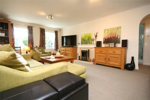 Oxford Close, Cheltenham, GL52, photo 3