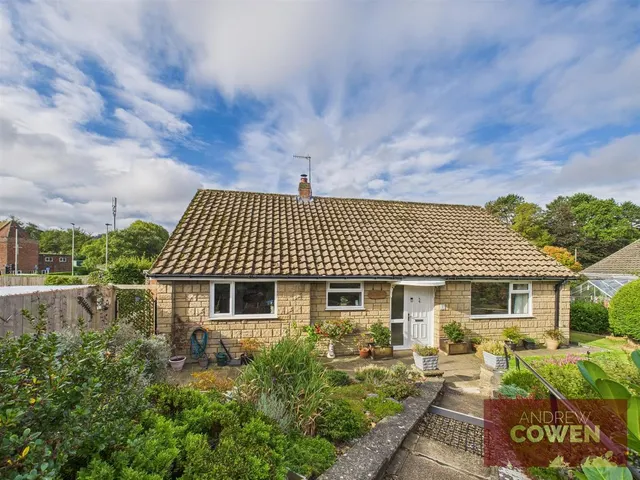 St. Lukes Crescent, Scarborough YO12 6TD, photo 1