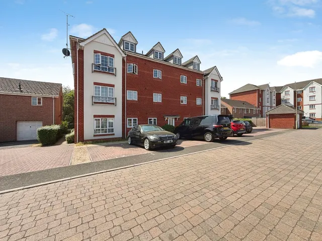 Squirrel Court, Aldershot, Hampshire, GU12 4GB, photo 1