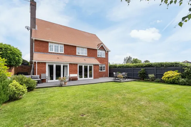 St. Andrews Gardens, Cobham, KT11, photo 2