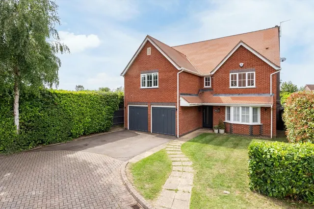 St. Andrews Gardens, Cobham, KT11, photo 1