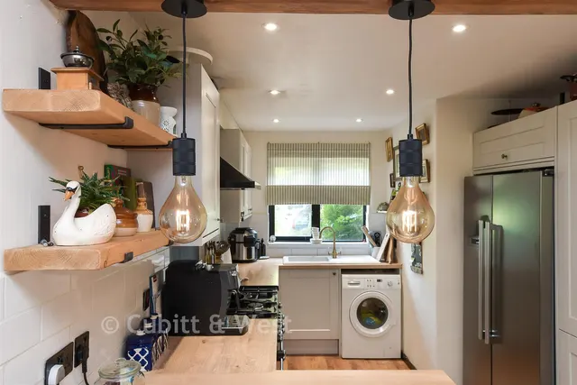 Saxley, Horley, RH6, photo 3