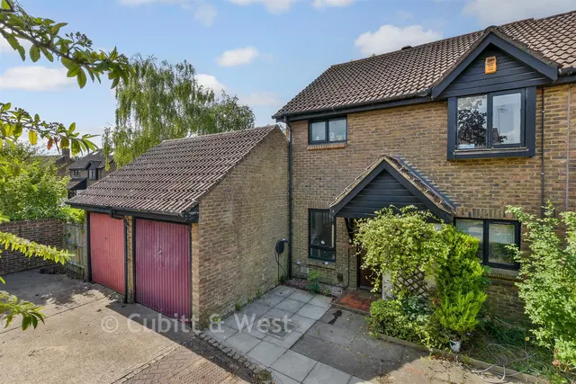 Saxley, Horley, RH6, photo 1