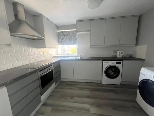Greenlands Road, Staines, TW18, photo 2