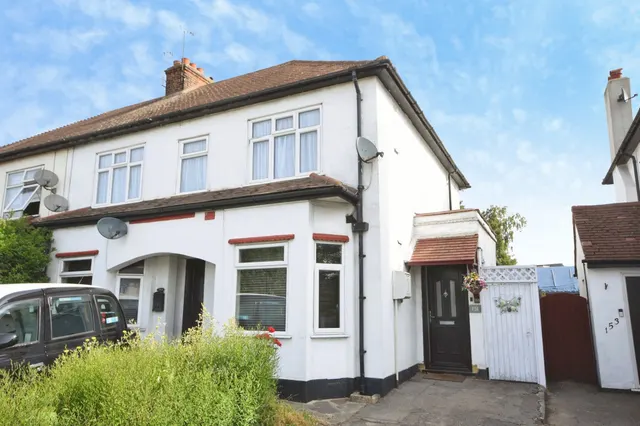 2 bedroom flat — Southend Arterial Road, Hornchurch