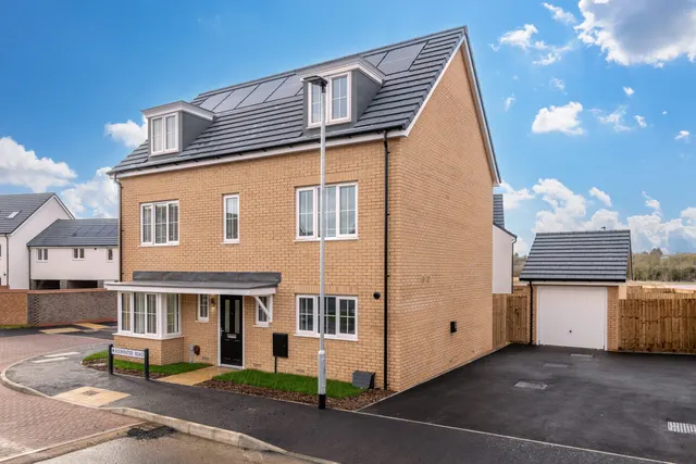 Photo 2 — PLOT 18 The Stewart, Royal Gardens, Wixams, MK45 3RN