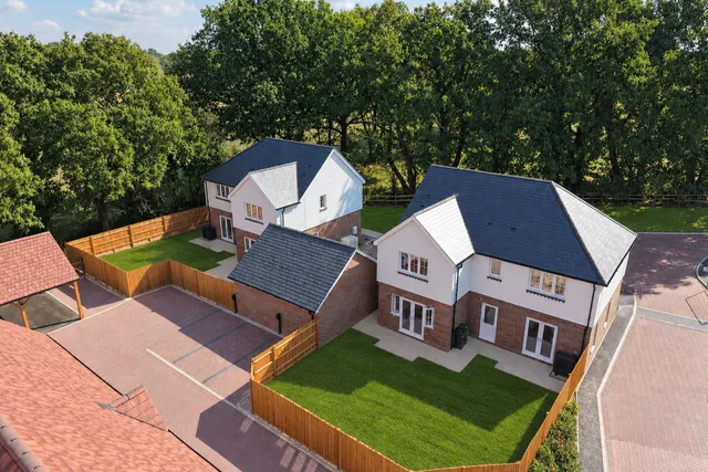 Burstow Grove, Off Haroldslea Drive, RH6, photo 2