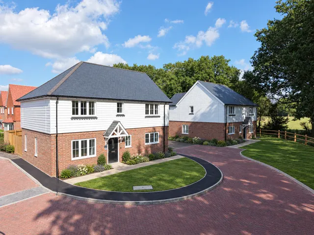 Burstow Grove, Off Haroldslea Drive, RH6, photo 1
