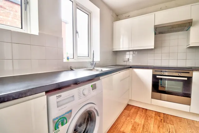 Crendon Street, High Wycombe, HP13, photo 2