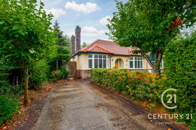 3 bedroom property, Church Road, Hale Village