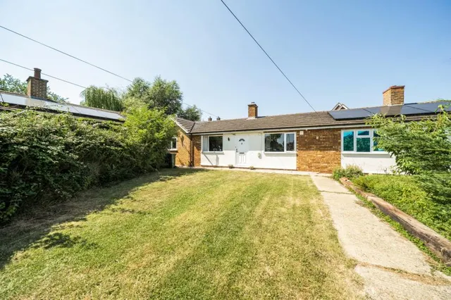College Crescent, Oakley, HP18, photo 1