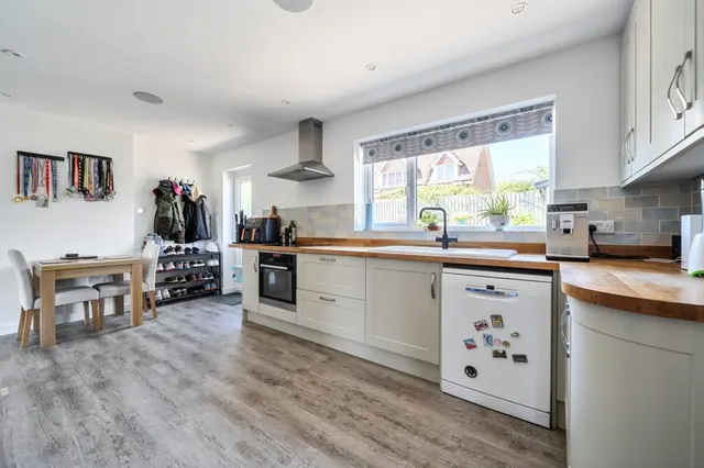 College Crescent, Oakley, HP18, photo 2