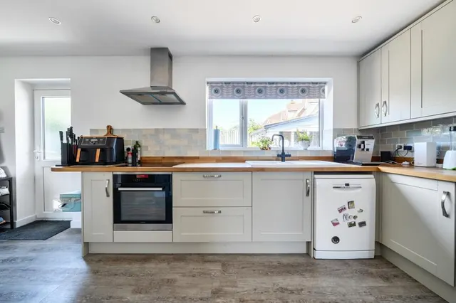 College Crescent, Oakley, HP18, photo 3