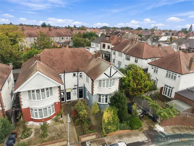 Veronique Gardens, Ilford, IG6, photo 1