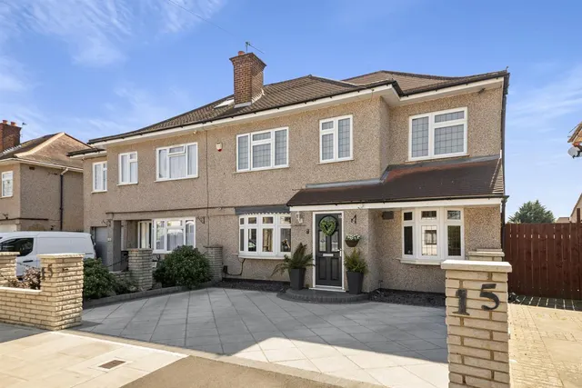 Kingshill Avenue, Northolt, photo 1