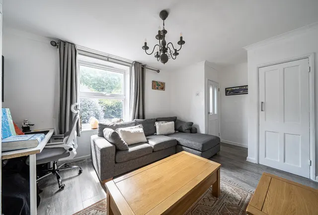 Photo 3 — Shaftesbury Road, Carshalton, SM5 1HJ