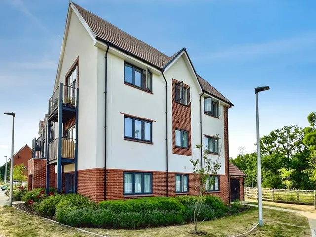 Quiller Avenue, Arborfield Green, RG2, photo 1