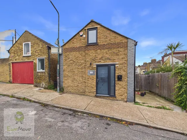 Central Road, Strood, ME2, photo 2