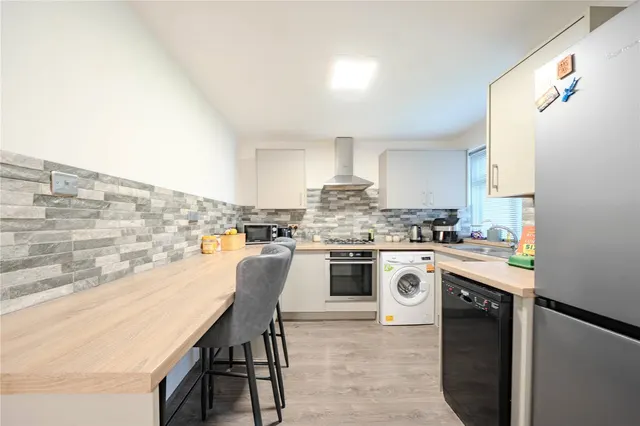 Whinbrook Court, Leeds, LS17, photo 2
