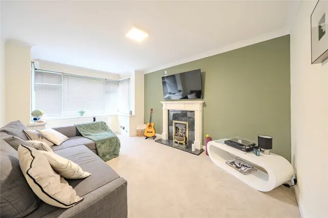 Whinbrook Court, Leeds, LS17, photo 3